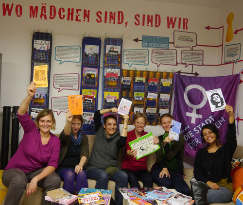 Das Workshop-Team in unserer Leselounge im Mädchenzentrum Klagenfurt (Foto: Jasmina Deljanin-Hudelist)