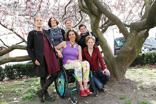 v.l.n.r.: Elke Smodics-Kuscher (trafo.K), Ricarda Drüeke, Stefanie Grünangerl, Carmen Mörsch (Institut for Art Education/ZHdK Zürich); (vorne v.l.n.r.): Teresa Lugstein (make it), Elke Zobl (Foto: Pia Streicher)