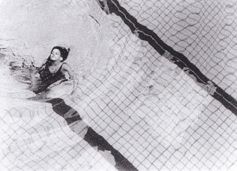 filmstill aus dem film it works: ein mädchen schwimmt in einem schwimmbecken